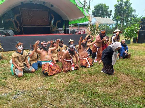 KEARIFAN LOKAL: Warga dan para pemuda tampil dalam pembukaan Pasar Minggu Wage di Desa Menawan. (DONNY SETYAWAN/RADAR KUDUS)
