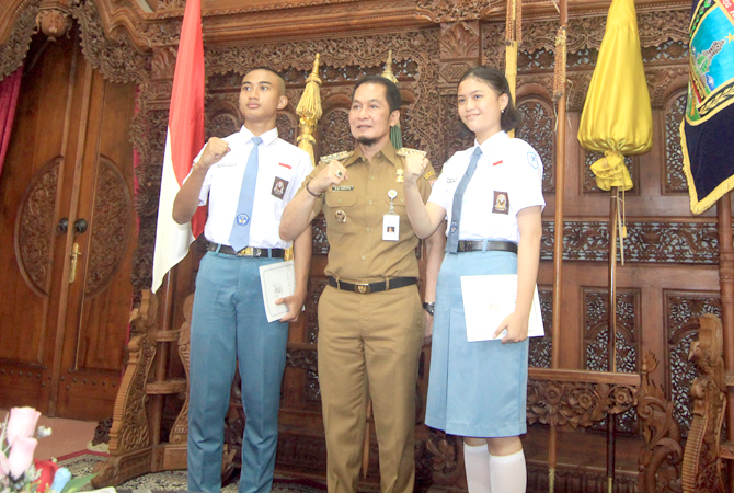 BANGGA: Bupati Hartopo Kudus saat melepas siswa sebagai perwakilan Paskibraka Kudus di  Pendopo kemarin. (DONNY SETYAWAN/RADAR KUDUS)