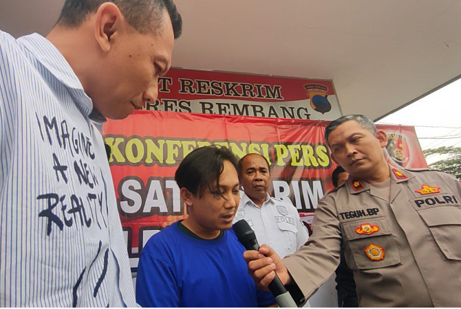 TERSANGKA: Pembobol sejumlah rumah di Jepara dan Rembang, ZA alias Kancil dimintai keterangan dalam konferensi pers di Polres Rembang, Kamis (9/6). (WISNU AJI/RADAR KUDUS)