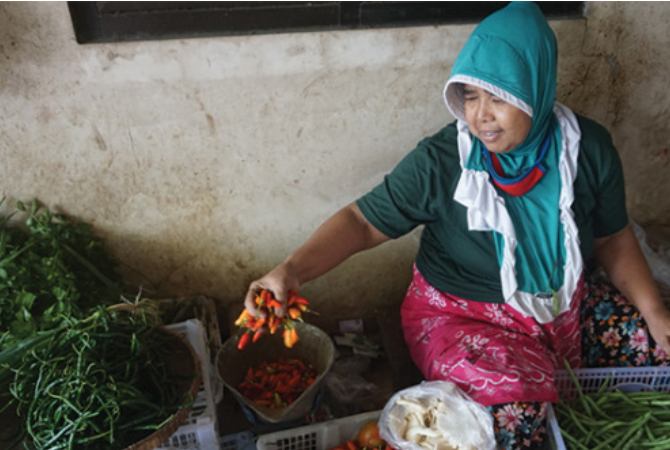 NAIK: Sejumlah pedagang mengeluhkan kenaikan harga cabai, beberapa waktu lalu. (ISTIMEWA/RADAR KUDUS)