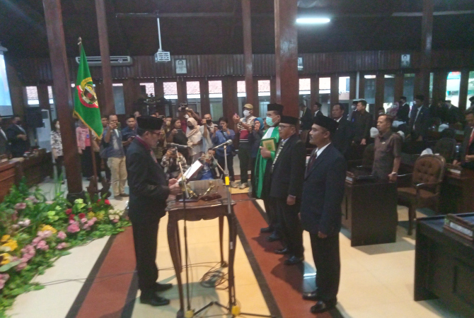 SAH: Dua anggota baru DPRD Blora resmi dilantik dalam sidang paripurna DPRD kabupaten Blora, Kamis (9/6). (AHMAD ZA