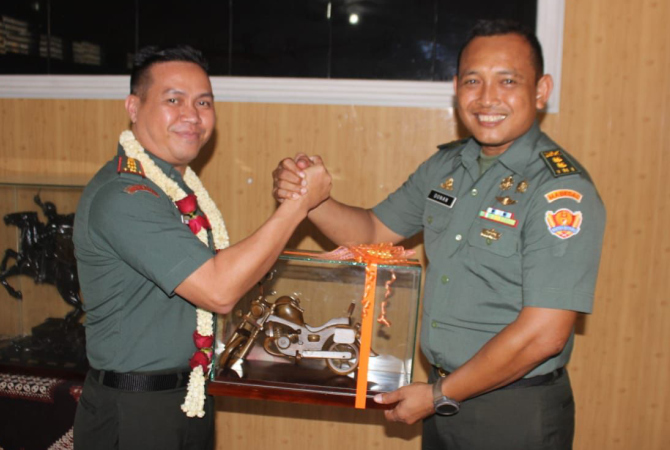 TUGAS BARU: Letkol Kav Donan Wahyu Sejati dandim lama menyerahkan tongkat kepemimpinan Letkol Kav Czi Parlindungan Simanjutak, Rabu (22/6). (PENDIM FOR RADAR KUDUS)