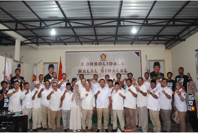 DEKLARASI: DPC Gerindra Grobogan bersama dengan sayap partai mendeklarasikan Prabowo Subianto sebagai capres Pemilu 2024 di kantor DPC Gerindra pada Sabtu (19/6). (SIROJUL MUNIR/RADAR KUDUS)