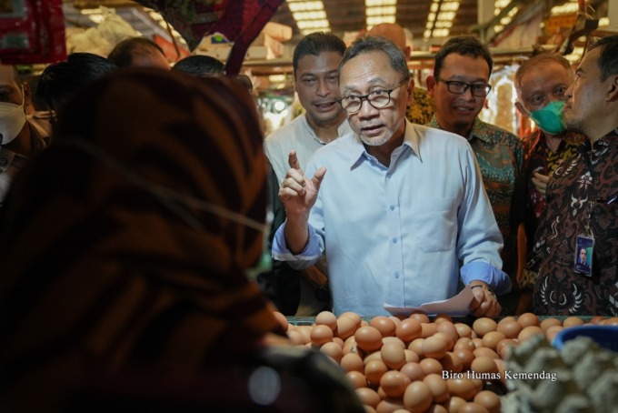 TINJAU: Menteri Perdagangan, Zulkifli Hasan meninjau barang kebutuhan pokok di Pasar Koja Baru, Jakarta, Jumat (17/6).