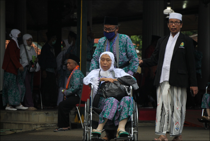 SEMANGAT: Pasangan jamaah haji asal Kabupaten Rembang terpaksa menggunakan kursi roda lantaran mengalami gangguan kesehatan saat pemberangkatan belum lama ini.