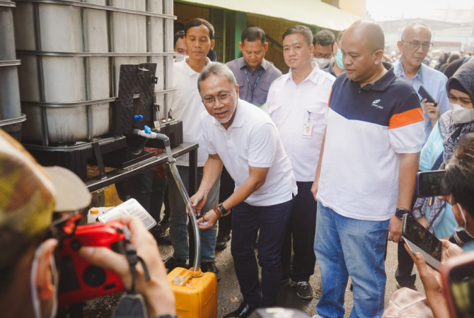 TINJAU: Menteri Perdagangan, Zulkifli Hasan meninjau stock point Minyak Goreng Curah Rakyat (MGCR) di Pasar Kramat Jati, Jakarta, Sabtu (25/6). (KEMENDAG FOR RADAR KUDUS)