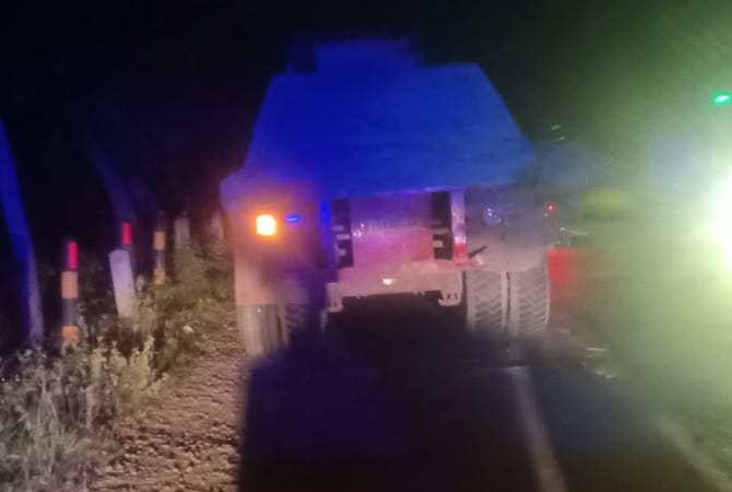 ALAMI KERUSAKAN: Kondisi truk fuso yang alami kerusakan di jalan Banyudono, Kaliori yang terlibat kecelakaan dengan pengendara honda CRF Selasa malam lalu. (SATLANTAS POLRES REMBANG FOR RADAR KUDUS)