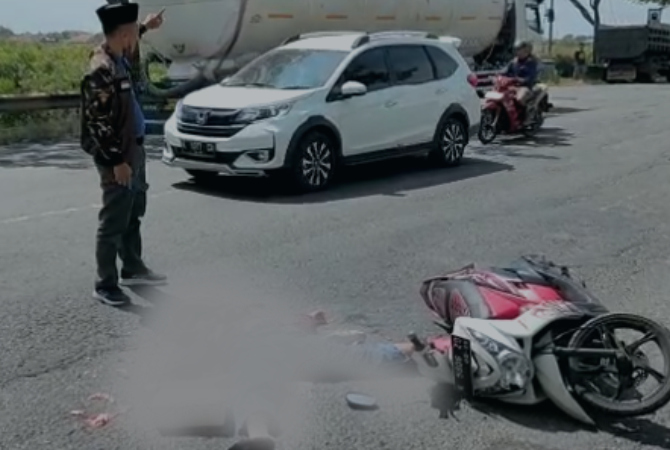 TEWAS: Satu pengendara tewas usai tertabrak truk di di Jalan Pantura Kaliori-Rembang, Selasa (7/6). (ISTIMEWA/RADAR KUDUS)