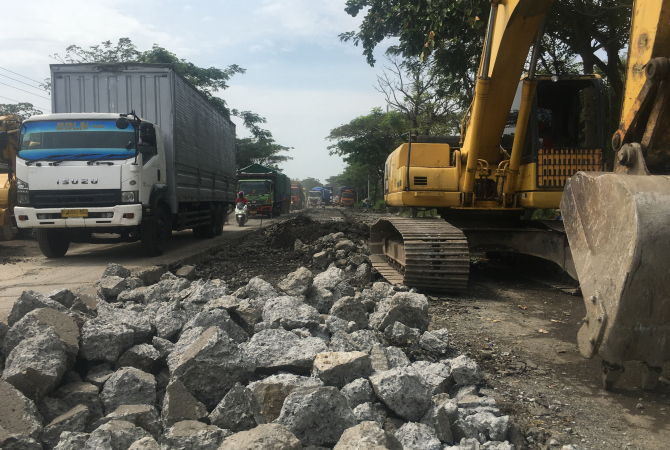 MACET: Sejumlah kendaraan nampak terjebak kemacetan akibat perbaikan jalan pantura Batangan, Pati pada Sabtu (25/6). (ANDRE FAIDHIL FALAH/RADAR KUDUS)