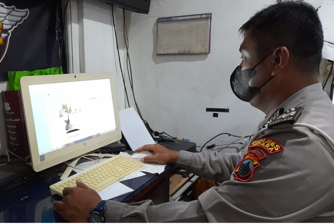 TILANG: Petugas Satlantas Polres Jepara memantau Electronic Traffic Law Enforcement (ETLE) dari Mapolres Jepara dalam momen Operasi Patuh Candi 2022 belum lama ini. (NIBROS HASSANI/RADAR KUDUS)