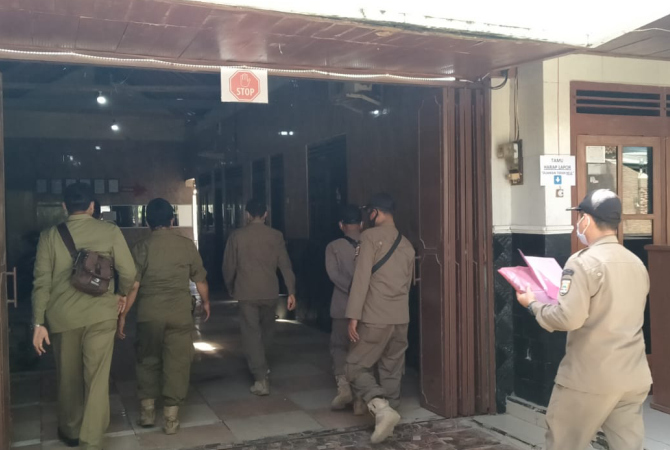 KEPERGOK: Petugas Satpol PP Rembang melakukan penyisiran hotel dan kos antisipasi penyakit masyarakat (pekat). (SATPOL PP REMBANG FOR RADAR KUDUS)