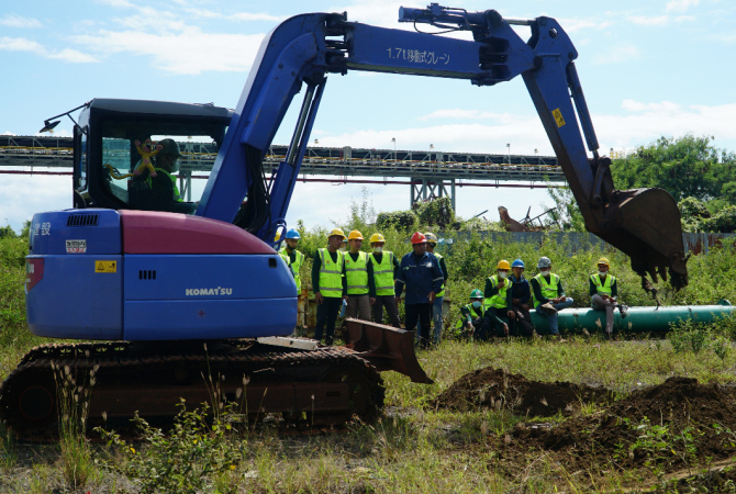 BERI PELATIHAN: Salah satu peserta pelatihan dan sertifikasi K3 operator alat berat eskavator dan mobile crane oleh PLTU PLN UIK Tanjung Jati B praktik disaksikan peserta lain. (PLTU PLN UIK TANJUNG JATI B FOR RADAR KUDUS)