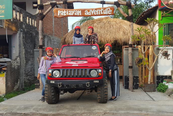 SERU: Keseruan pengunjung saat berwisata di Bukit Patiayam dengan  Patiayam Jeep Adventure. (ISTIMEWA/RADAR KUDUS)