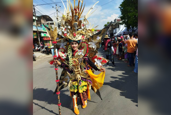 SPESIAL: Anak-anak spesial dari SLB Lasem tampil perdana di acara Batik Carnival dalam rangka Hari Jadi Kota Lasem ke-1.140, Sabtu (18/6). (ISTIMEWA FOR RADAR KUDUS)