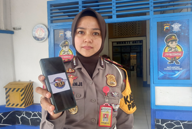 DIGITALISASI: Kasat Lantas Polres Rembang AKP Dwi Panji Lestari menunjukkan logo aplikasi ETLE Mobile. (VACHRI RINALDY L/RADAR KUDUS)