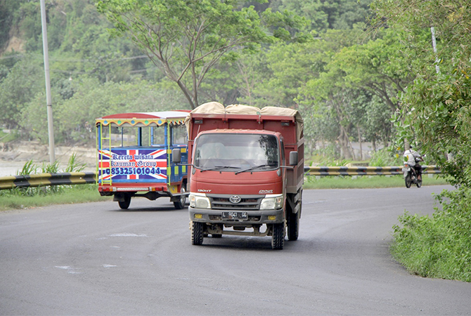 LANCAR: Pengendara melewati Jalan Pantura di wilayah Sluke beberapa waktu lalu. (WISNU AJI/RADAR KUDUS)
