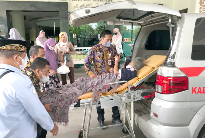BANTU WARGA: Camat Kaliwungu Satria Agus Himawan membawa Mbah Atemi ke Panti Pelayanan Sosial Lansia Protoyudan dengan menggunakan Ambulans kemarin. (CAMAT KALIWUNGU FOR RADAR KUDUS)