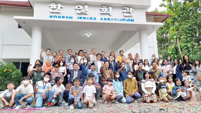 RESMI BERDIRI: Duta Besar Korsel untuk Indonesia Park Tae-sung, Ketua Asosiasi Korea se-Indonesia Park Jae-han, Chae Hwan Ketua Asosiasi Korea Jawa Tengah, dan Pj Bupati Jepara Edu Supriyanta, berfoto bersama setelah gedung asosiasi Korea di Jepara diresm