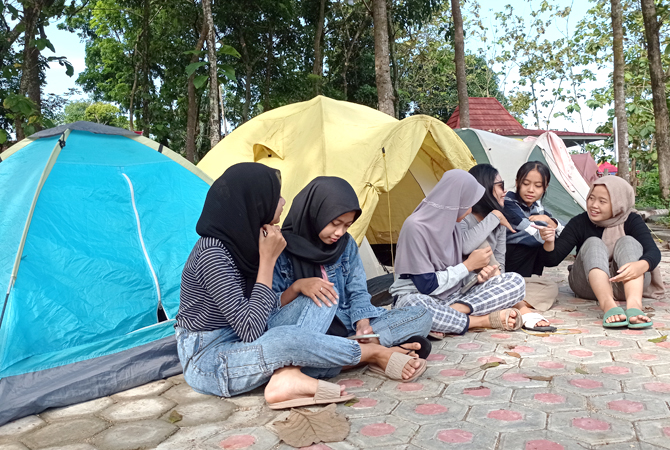 SERU: Pengunjung menikmati suasana camping di air terjun tadah hujan Desa/Kecamatan Sukolilo kemarin. (ACHMAD ULIL ALBAB/RADAR KUDUS)