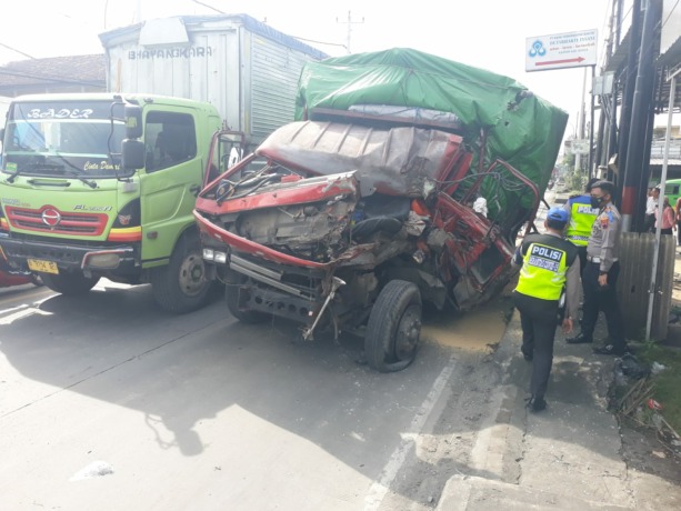 RINGSEK: Truk gandeng pengangkut pupuk hancur setelah menabrak papan reklame di Jekulo, Kudus. (GALIH ERLAMBANG W/RADAR KUDUS)