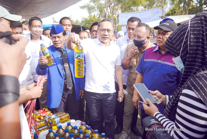 Menteri Perdagangan, Zulkifli Hasan meninjau ketersediaan stok dan harga minyak goreng di Pasar Toaya, Donggala, Sulawesi Tengah, Rabu (29 Juni). (Biro Humas Kemendag for Radar Kudus)