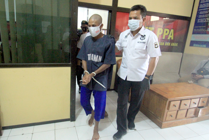 BEJAT: Polisi menggelandang J, asal Mayong, tersangka kasus pencabulan ayah tiri kepada anaknya di Mapolres Jepara, Selasa (21/6). (MOH. NUR SYAHRI MUHARROM/RADAR KUDUS)