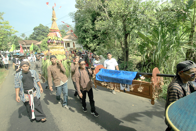 MERIAH: Warga Desa Kawak membawa sebuah jondang yang tertutup kain biru dan diiringi gunungan dalam Festival Jondang kemarin. (MOH. NUR SYAHRI MUHARROM/RADAR KUDUS)