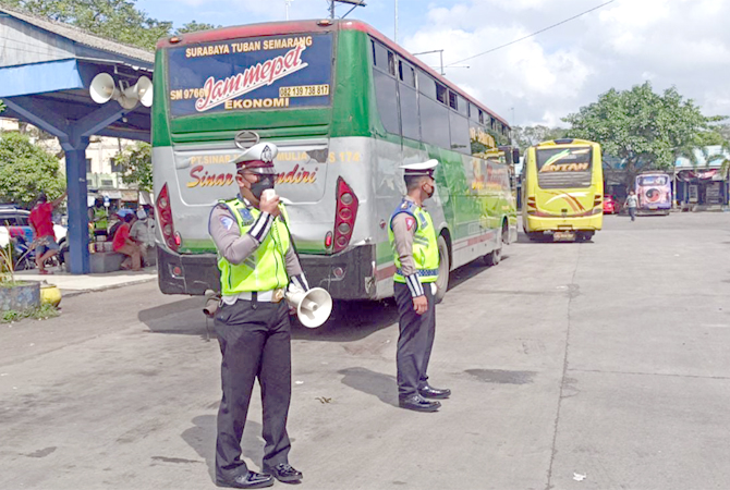DIMULAI: Polres Pati gelar apel Operasi Patuh Candi 2022 di mapolres setempat Senin (13/9). (ANDRE FAIDHIL FALAH/RADAR KUDUS)