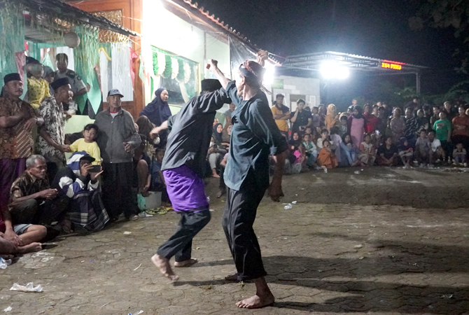 DILESTARIKAN: Dua lakon terlihat tengah beradu skill seni bela diri Gong Cik di Desa Ngagel, Dukuhseti belum lama ini. (ANDRE FAIDHIL FALAH/RADAR KUDUS)