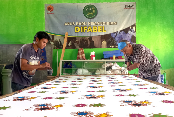 TERAMPIL: Kandar dan kawan-kawan DBM memproduksi batik corona baru-baru ini. (VACHRI RINALDY L/RADAR KUDUS)