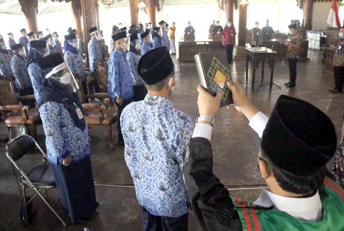 ABDI NEGARA: Pengambilan sumpah dan penyerahan Surat Keputusan (SK) pengangkatan PNS dan P3K di Pendapa R.A. Kartini Jepara, belum lama ini. (DISKOMINFO JEPARA FOR RADAR KUDUS)