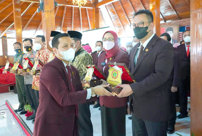 DILANTIK: 58 pengurus DPD PPNI Grobogan dikukuhkan di Pendapa Grobogan kemarin. (INTAN MAYLANI SABRINA/RADAR KUDUS)