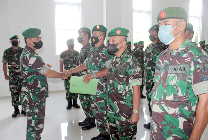 SUKSES: Dandim Jepara Letkol Arh Tri Yudhi Herlambang (dua dari kiri) memberi selamat kepada para anggota Kodim 0719/Jepara yang telah purna tugas. (KODIM JEPARA FOR RADAR KUDUS)