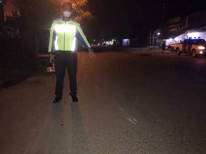 TKP: Anggota Satlantas Polres Jepara menunjukkan lokasi PCX menabrak pejalan kaki. (POLRES JEPARA FOR RADAR KUDUS)