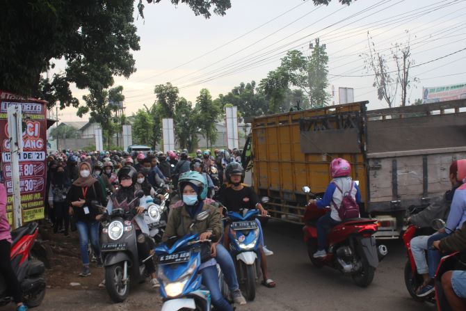 PADAT: Lalu lintas di sekitar PT PWI Jepara saat jam masuk kerja. (NIBROS HASSANI/RADAR KUDUS)