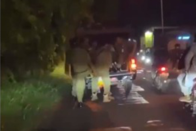 AMANKAN: Satpol PP Kudus mengamankan pengamen badut di kudus baru baru ini. (ISTIMEWA/RADAR KUDUS)