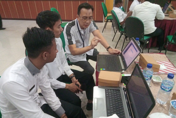 BIMTEK: Taufik Harwinanda Ketua Tim Pemasaran BPD Bank Jateng saat menjelaskan aplikasi CMS kepada peserta bimtek. (AHMAD ZA