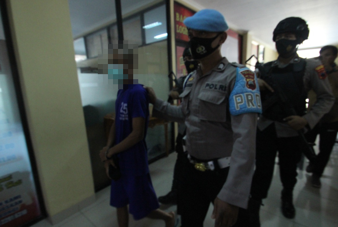 DIBEKUK: Satu dari tiga buron kasus bentrokan antara pemuda desa Muryolobo-Ngetuk, Nalumsari dibekuk tim Resmob Polres Jepara pada Kamis (28/7).  (MOH. NUR SYAHRI MUHARROM/RADAR KUDUS)