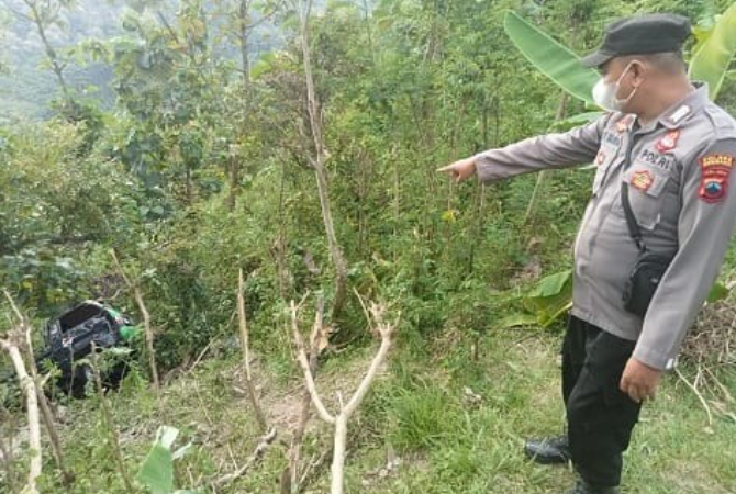 TERJUN: TKP kecelakaan colt L-300 yang terjun ke jurang, di Dusun Manggarsuwung, Desa Bendo, Sluke pada Selasa (12/7). (POLSEK SLUKE FOR RADAR KUDUS)