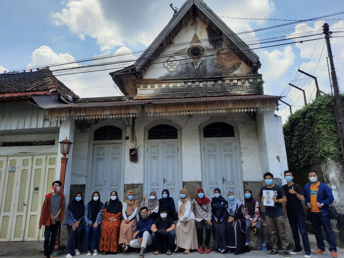 TOUR SEJARAH: Komunitas Lelana Kudus mengenalkan wisata sejarah Kota Lama di Kudus. (INDAH SUSANTI/RADAR KUDUS)