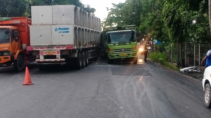 BERTABRAKAN: Dua truk terlibat kecelakaan di Jalan Pantura Desa Tegalmulyo, Kragan, Rembang. (POLRES REMBANG FOR RADAR KUDUS)
