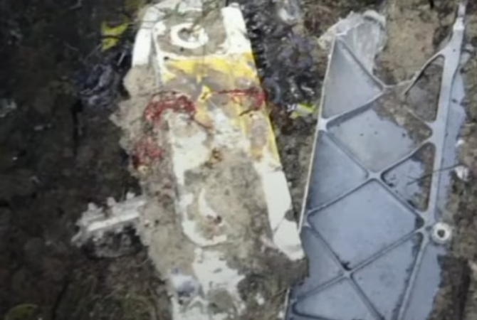 HANCUR: Serpihan bagian pesawat yang jatuh di Nginggil, Kradenan, Blora. (SCREENSHOOT VIDEO)
