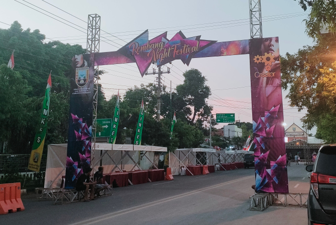 SAMBUT HUT: Kondisi Jalan Kartini Rembang dilakukan penutupan untuk menyiapkan Rembang Night Festival, Selasa (19/7). (WISNU AJI/RADAR KUDUS)