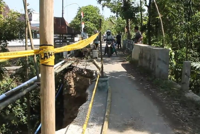 GANGGU AKTIVITAS: Jembatan longsor terjadi di Desa Gembol, Bogorejo, sejak dua pekan lalu. (AHMAD MUSTAKIM FOR RADAR KUDUS)