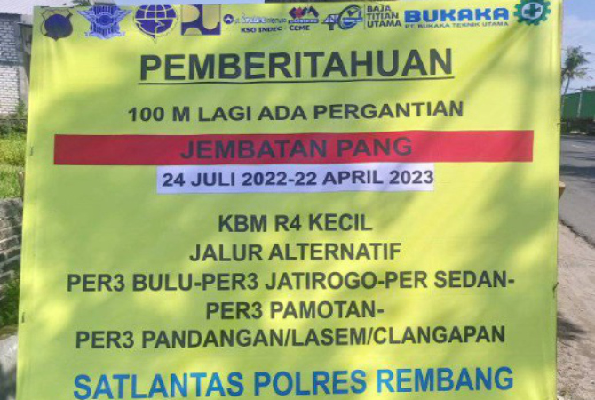 PENGUMUMAN: Pengumuman mengenai perbaikan jembatan Kalipang, Sarang oleh pihak kepolisian baru-baru ini. (ISTIMEWA/RADAR KUDUS)
