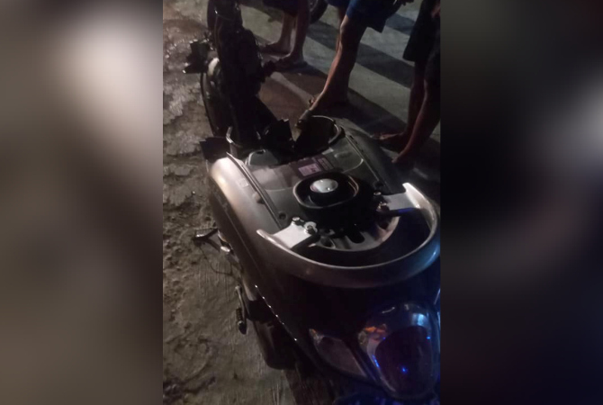 RINGSEK: Honda scoopy milik korban ringsek usai mengalami kecelakaan di Jalan Nasional Rembang-Blora tepatnya di depan GOR Mbesi, Senin (4/7). (ISTIMEWA/RADAR KUDUS)