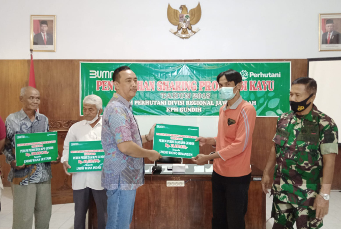 TERIMA CSR: Penyerahan dana sharing dari KPH Perhutani Gundih kepada perwakilan LMDH, Jumat (1/7). (EKO SANTOSO/RADAR KUDUS)