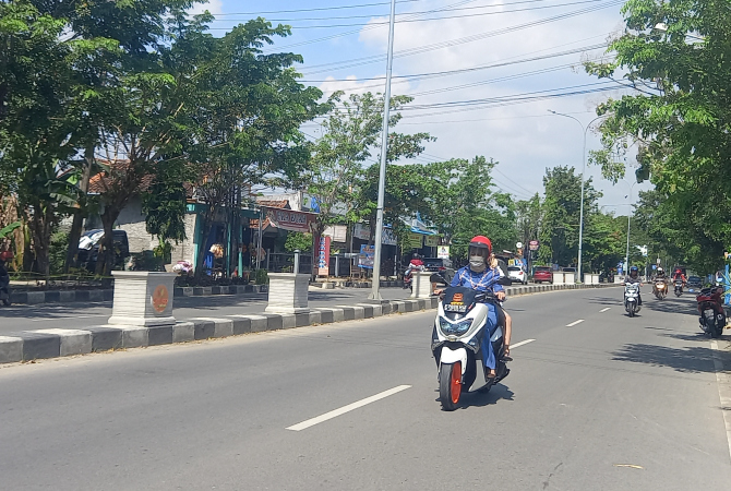 PERSIAPAN: Sejumlah pot diletakkan di sepadan Jalan Pemuda, kawasan ini akan dijadikan sebagai jalur hijau. (VACHRI RINALDY L/RADAR KUDUS)