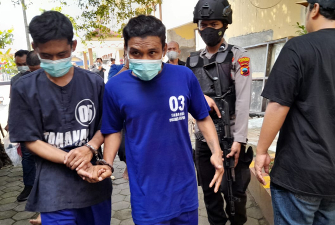 DIAMANKAN: Polisi menggiring salah satu tersangka pencurian tabung gas menuju rutan Polres Jepara. (NIBROS HASSANI/JAWA POS RADAR KUDUS)