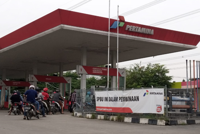 PERINGATAN: Banner bertuliskan “SPBU ini dalam pembinaan” terpasang di SPBU 4459206 yang terletak di Jalan Purwodadi-Solo, Sukorejo, Purwodadi. (EKO SANTOSO/RADAR KUDUS)